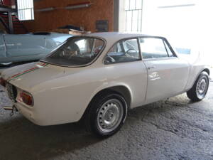 Image 23/28 de Alfa Romeo Giulia GT 1300 Junior (1970)