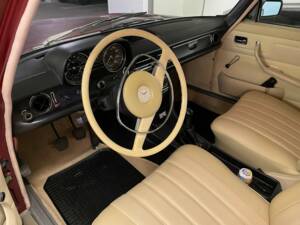 Immagine 5/21 di Mercedes-Benz 220 D (1974)