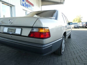 Bild 23/24 von Mercedes-Benz 200 D (1988)