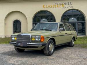 Image 1/34 of Mercedes-Benz 200 T (1983)