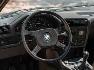 Image 13/25 de BMW 320i (1986)