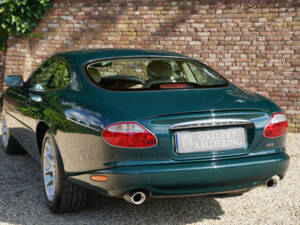 Image 16/50 of Jaguar XKR (2001)