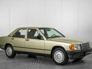 Imagen 5/50 de Mercedes-Benz 190 E (1986)