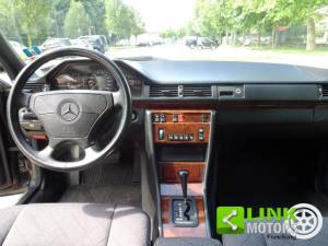 Afbeelding 7/10 van Mercedes-Benz E 200 (1994)