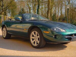 Image 28/49 of Jaguar XK8 4.2 (2003)