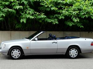 Image 6/69 of Mercedes-Benz E 320 (1994)
