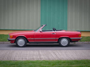 Afbeelding 3/29 van Mercedes-Benz 500 SL (1989)