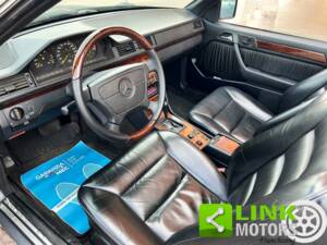 Image 9/10 of Mercedes-Benz 300 CE (1993)