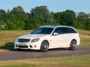 Immagine 25/50 di Mercedes-Benz C 63 AMG T (2009)