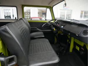 Immagine 11/21 di Volkswagen T2b Deluxe (1975)