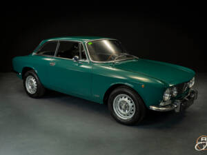 Image 7/20 of Alfa Romeo 2000 GT Veloce (1971)