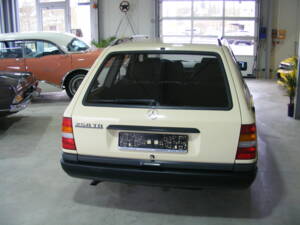 Image 3/52 of Mercedes-Benz 250 TD (1988)