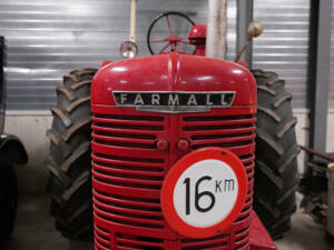 Image 16/27 of Farmall H (1945)