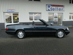 Bild 8/24 von Mercedes-Benz E 320 (1994)