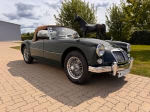 Image 2/79 of MG MGA 1600 (1961)