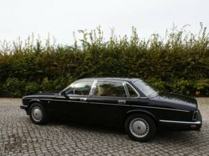 Image 3/6 de Daimler XJ 6 4.0 (1990)