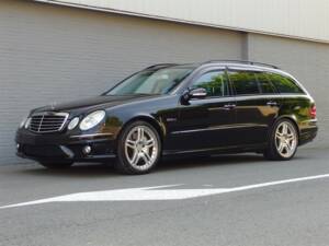 Image 2/98 of Mercedes-Benz E 63 AMG T (2008)