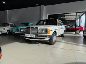 Image 1/32 of Mercedes-Benz 230 E (1983)