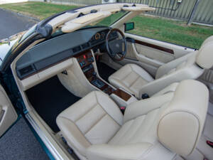 Image 12/26 of Mercedes-Benz E 320 (1996)