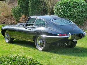 Image 2/7 de Jaguar E-Type (1968)