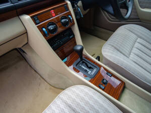 Bild 12/23 von Mercedes-Benz 200 E-16 (1993)