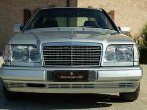 Image 3/50 de Mercedes-Benz E 200 (1995)