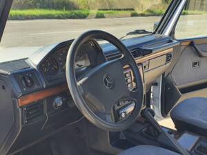 Image 23/28 of Mercedes-Benz 230 GE (SWB) (1993)