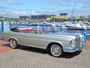 Image 3/32 de Mercedes-Benz 280 SE (1969)