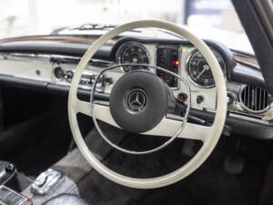 Image 36/74 of Mercedes-Benz 280 SL (1969)