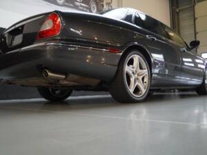 Image 39/50 de Jaguar XJ 8 4.2 (2005)