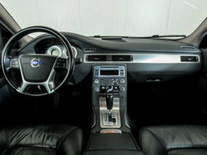 Image 7/50 de Volvo V70 D3 (2010)