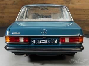 Imagen 3/5 de Mercedes-Benz 200 (1976)