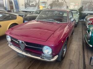 Image 3/8 de Alfa Romeo Giulia 1600 GT Junior (1973)