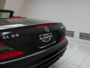 Image 18/21 of Mercedes-Benz SL 65 AMG (2005)
