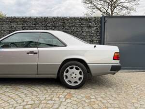 Imagen 26/100 de Mercedes-Benz 300 CE (1992)