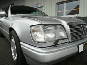 Image 21/23 of Mercedes-Benz E 320 (1996)