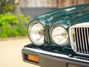 Image 26/100 of Jaguar XJ 12 (1991)