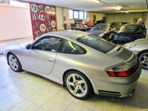 Image 17/23 de Porsche 911 Carrera 4S (2002)