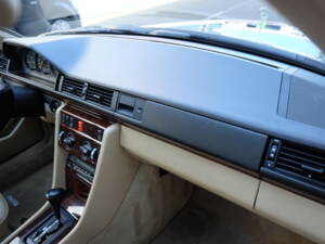 Image 43/63 of Mercedes-Benz 300 CE (1991)