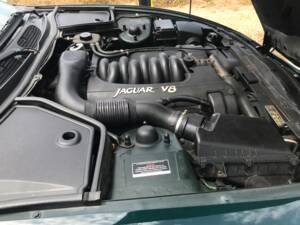 Image 4/22 of Jaguar XK8 4.0 (1996)