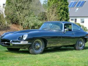 Image 4/7 de Jaguar E-Type (1968)