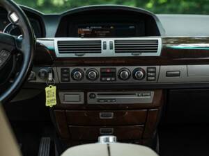 Bild 47/50 von BMW 745d (2005)