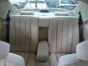 Image 20/33 of Mercedes-Benz 300 CE (1988)