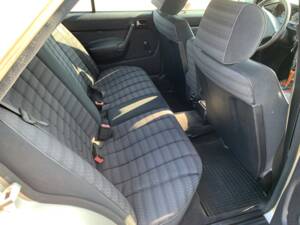 Bild 16/18 von Mercedes-Benz 190 E 1.8 (1991)