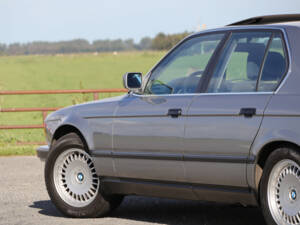 Image 30/41 de BMW 735i (1987)