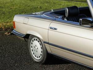 Image 32/33 of Mercedes-Benz 500 SL (1986)