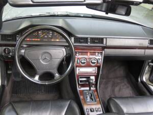 Bild 24/39 von Mercedes-Benz E 200 (1996)