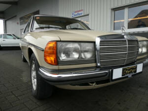 Image 22/25 of Mercedes-Benz 230 C (1979)