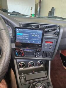 Immagine 46/67 di BMW 320i (1990)