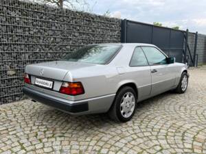 Imagen 59/100 de Mercedes-Benz 300 CE (1992)